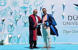 Mezun oldular kep fırlattılar