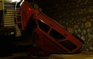 Minibüsle çarpışan araç 5 metre yükseklikten...