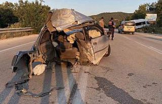 Minibüsle çarpışan otomobil ikiye bölündü:...