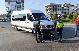 Minibüsün altında kalmaktan kıl payı kurtuldu