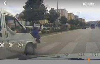 Minibüsün çarptığı yaya yaralandı: O anlar...