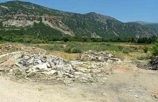 Moloz yığınları Karabağlar Yaylası’nı tehdit...