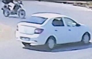 Motosiklet ile otomobilin çarpıştığı kaza kamerada