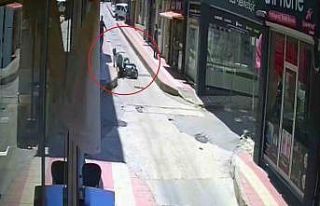 Motosiklet kaydı, yolcusu yaralandı: O anlar kamerada