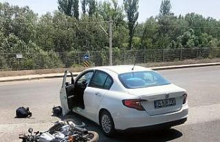 Motosiklet, otomobille çarpıştı: 1 yaralı