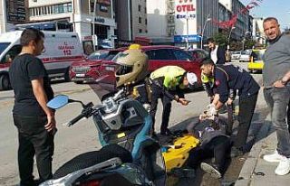 Motosiklet sürücüsü yola savruldu, cep telefonuyla...