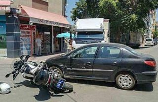 Motosikletli polis aracına otomobil çarptı