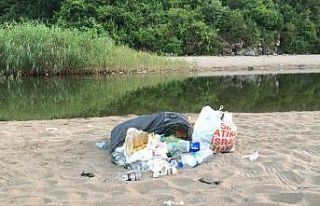 Mugada sahili çöplüğe döndü