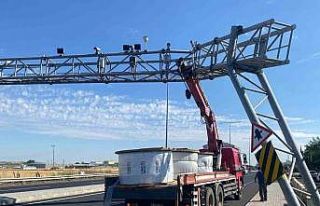 Muratlı’da vinç otoyol plaka tanıma sitemi direğine...