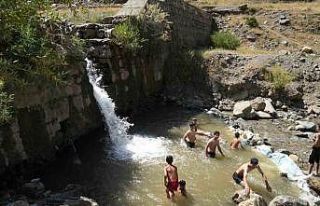 Muşlu çocuklar Çar Çayı’nda serinliyor