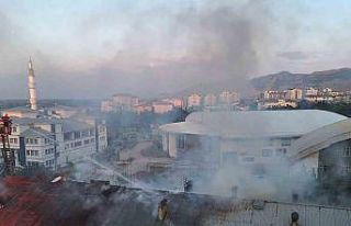 Muş’ta çatı yangını paniğe neden oldu