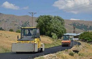 Muş’ta sıcak asfalt mesaisi