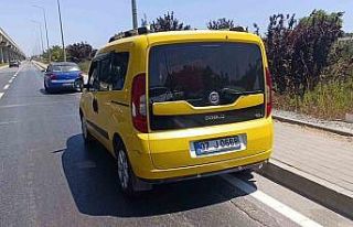 Müşteri almak için duran taksiye çarptı: 1 yaralı