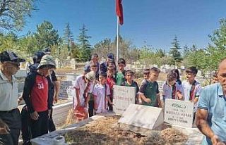 Öğretmen; Çanakkale’den getirdiği toprağı...