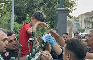 Okul bahçesine girmek isterken koluna demir saplandı,...