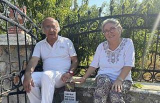 Ölen muhabbet kuşu için mermerden mezar yapıp...