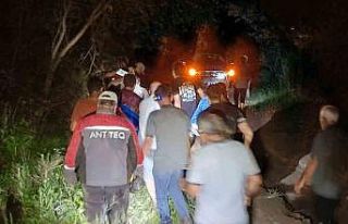 Oltu’da otomobil sel sularına kapıldı: Sürücü...