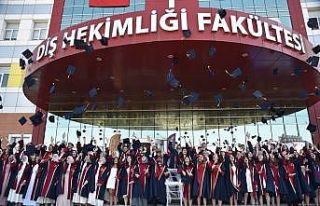 OMÜ Diş Hekimliği Fakültesi’nde mezuniyet sevinci