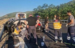 Önce kamyona sonra bariyere çarptı 5 yaralı