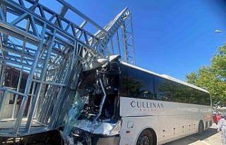 Otel servis otobüsü, midibüs ve kamyonun karıştığı...