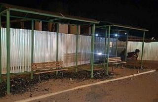 Otobüs durağının camlarını kıran şahıs kamerada