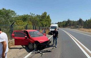 Otomobil kışla duvarına çarptı: 1 yaralı