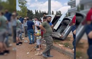 Otomobil refüjdeki aydınlatma direğine çarptı:...