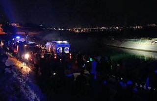 Otomobil sulama kanalına düştü: Baba ve oğlu...