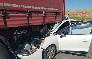 Otomobil tıra çarptı: 2’si çocuk 6 yaralı