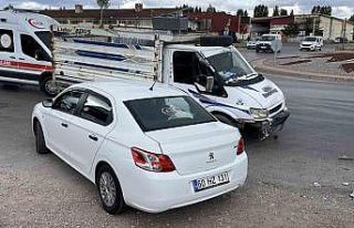 Otomobil ve kamyonet çarpıştı, 3 yaralı