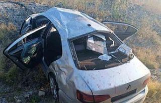 Otomobil zeytin bahçesine uçtu: Baba öldü, eşi...