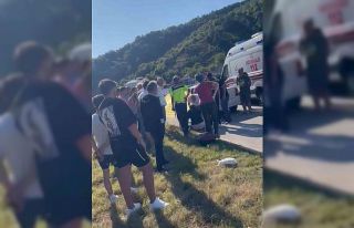 Otomobilin çarptığı motosikletli yola savruldu