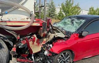 Otomobilin süt tankerine çarptığı kaza güvenlik...