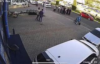 Otomobilin yaşlı adama çarptığı anlar kamerada