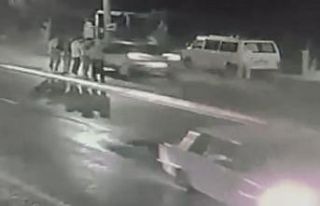 Otomobilin yayaya çarptığı kaza güvenlik kamerasına...