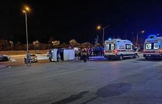 Otomobille çarpışan minibüs yan yattı: 9 yaralı