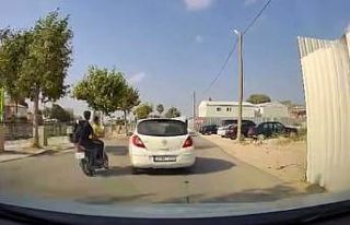 Otomobille çarpışan motosikletteki 2 kişi yola...