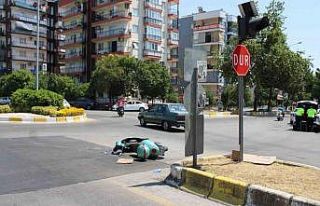 Otomobille çarpışan motosikletteki iki kişi yaralandı