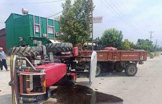 Otomobille çarpışan traktör devrildi: 2 yaralı