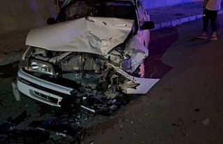 Otomobiller kafa kafaya çarpıştı: 3’ü çocuk...