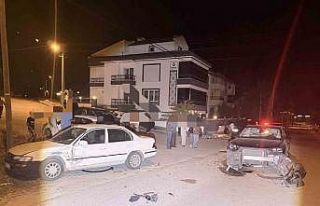 Otomobillerin çarpıştığı kazada 3 kişi yaralandı