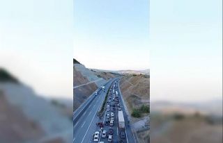 Otoyolda tır ile akaryakıt tankeri çarpıştı:...