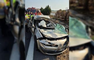 Otoyolda tıra çarpan otomobil hurdaya döndü: 2...