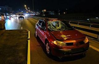 Otoyoldan karşıya geçmeye çalışırken otomobilin...