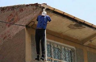 (ÖZEL) Evin balkonuna cansız manken asıldı, görenler...