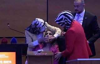 Panele katılan öğretim üyesi kürsüde fenalık...