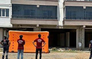 Paralarını alamadıklarını iddia eden iki işçi...