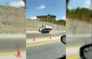 Park halindeki kamyonet istinat duvarından caddeye...