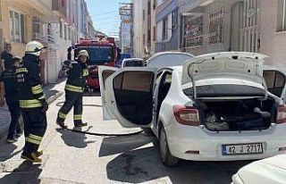 Park halindeki otomobildeki yangın büyümeden söndürüldü