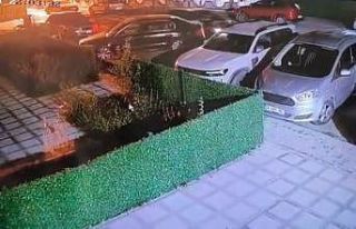 Park halindeki otomobile çarpıp kaçtı: O anlar...